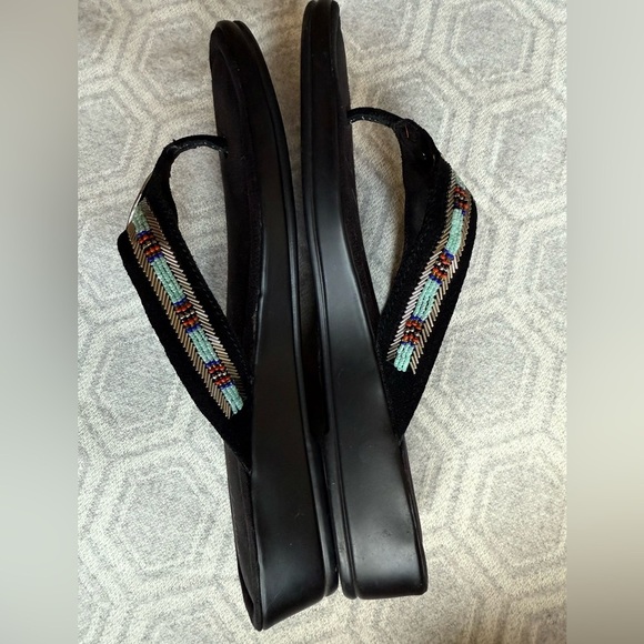 Minnetonka Beaded Leather Thong Sandals Black w Silver Accents Women’s Sz 9 - Picture 4 of 10